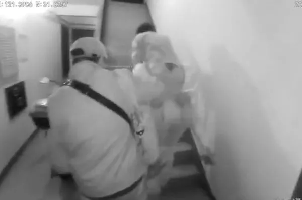 ▲▼ 網傳警察背假人，事件澄清是誤會            。（圖／翻攝 澎湃新聞）