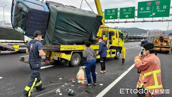 ▲▼女駕駛開小貨車要閃前車變換車道，失控翻車，幸好僅擦挫傷             。（圖／記者陳以昇翻攝）