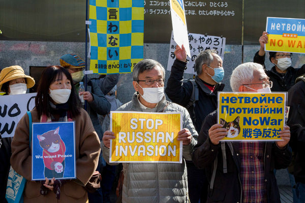 ▲▼日本民眾在澀谷八公廣場（Hachiko Square）舉牌聲援烏克蘭。（圖／達志影像／newscom）