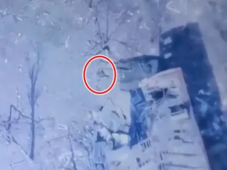 ▲▼俄羅斯軍隊開坦克輾過自家傷兵。（圖／翻攝自推特@worldonalert）