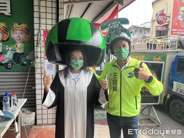 ▲立委蔡易餘及高雄市過初選的「新營女兒」湯詠瑜，2大律師幫王宣貿站台，拉抬最後的聲勢，希望順利通過初選。（圖／記者林悅翻攝，下同）