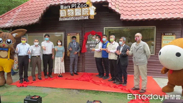 ▲台南市第1家野生動物救傷中心在頑皮世界成立，台南市長黃偉哲等人親自揭牌，並觀摩頑皮世界獸醫師為豬尾猴健康檢查情形。（圖／記者林悅翻攝，下同）