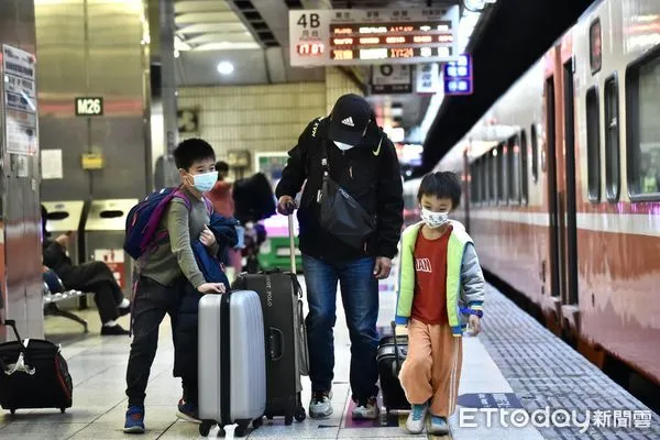 ▲▼春節疏運,轉運站,過年,年節,農曆新年,旅客,乘客,車站,返鄉,旅遊,遊客,出遊,國旅,觀光,交通,春節連假,春節疏運,加班車,台鐵,交通,大眾運輸,雙鐵,火車,鐵道,月台,乘客,通勤,旅客,鐵路,上下班,列車,台北火車站,口罩,防疫,北車,春節返鄉人潮,疫情,群聚。（圖／記者李毓康攝）