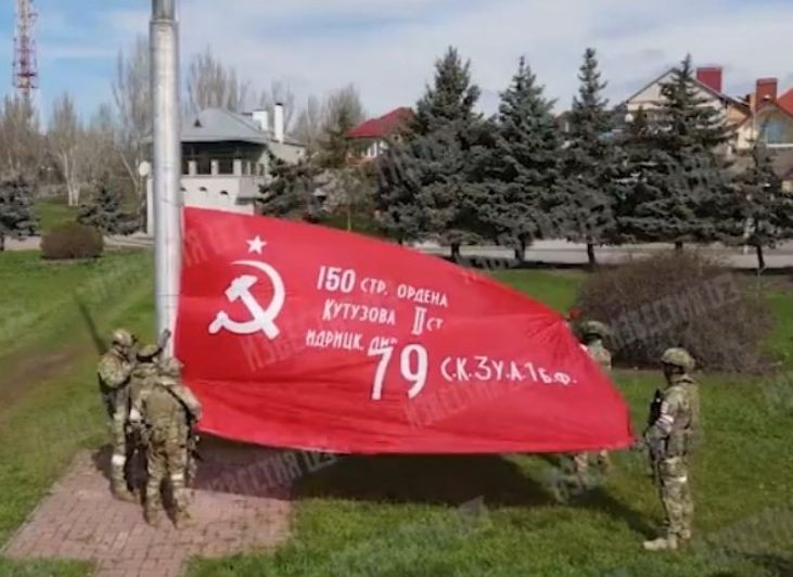▲▼俄軍在烏克蘭境內升起勝利旗。（圖／翻攝自YouTube）