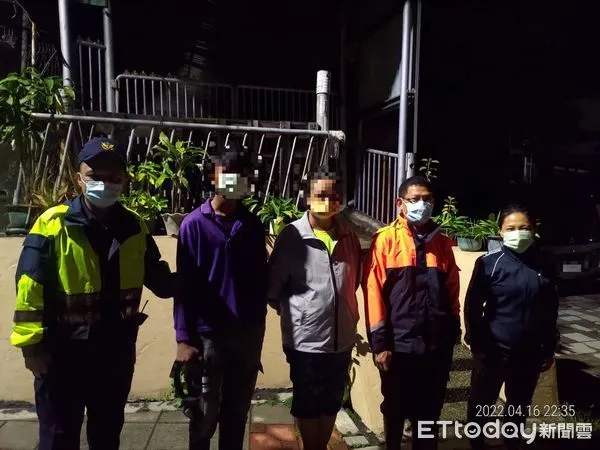 ▲簡姓村民被順利帶下山             。（圖／記者陳崑福翻攝）