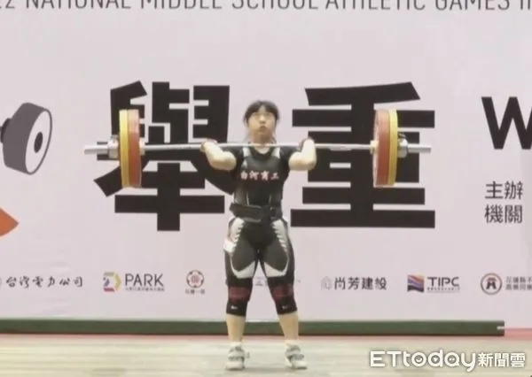 ▲台南市白河商工王新琇、李恩昀，雙姝2022全中運舉重連霸破紀錄。（圖／記者林悅翻攝，下同）