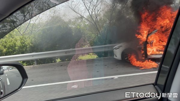 ▲國道1路麻豆路段21日下午1時許傳出火燒車事件，麻豆分隊據報迅速將火勢撲滅，車子全燬，黃男疑似太緊張，有換氣過度現象送醫就治。（圖／民眾提供，下同）