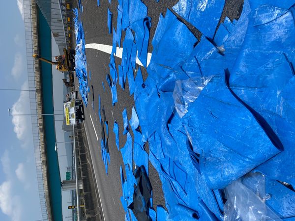 ▲▼國道3號彰化路段中午飄飛藍色塑膠軟墊，造成後方塞車2公里。（圖／彰化踢爆網提供）
