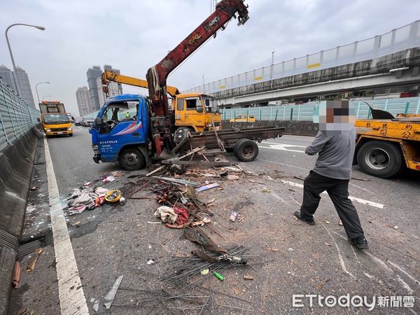 ▲▼小貨車司機在台64快速道路酒駕自撞翻車             。（圖／記者陳以昇翻攝）