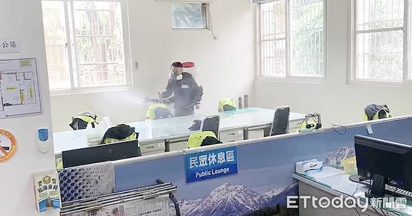 ▲龍潭警分局中興派出所傳出1員警確診，環保局人員到場清消。（圖／記者沈繼昌翻攝）