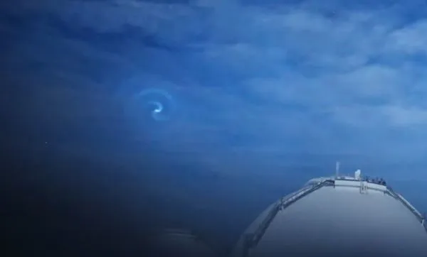▲▼夏威夷天空驚險神秘螺旋狀光芒。（圖／翻攝自YouTube／朝日新聞宇宙部）
