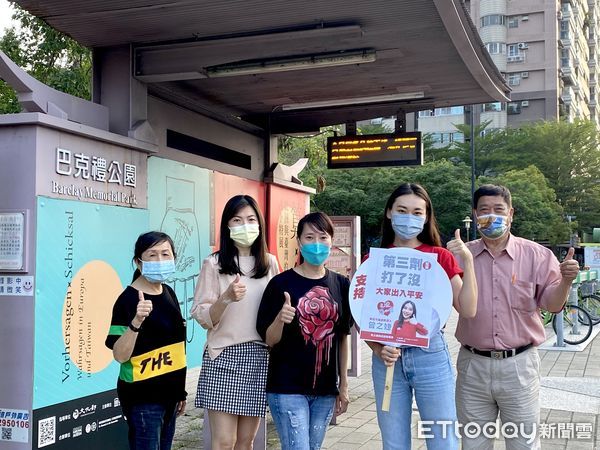 ▲台南市東區市議員參選人曾之婕，也在車站及社區舉牌提醒民眾打第三劑。（圖／記者林悅翻攝，下同）