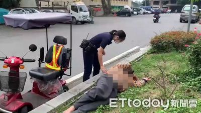 阿北天氣熱好愛睏　車停路邊躺草叢呼呼大睡...嚇壞路人