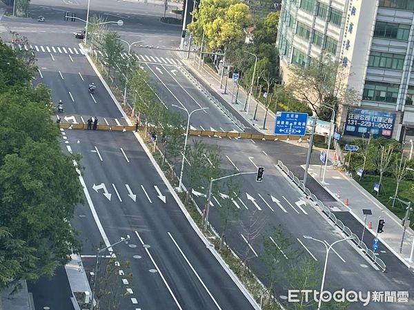▲上海部份道路採取隔斷方式阻止車輛通行。（圖／翻攝自網路）