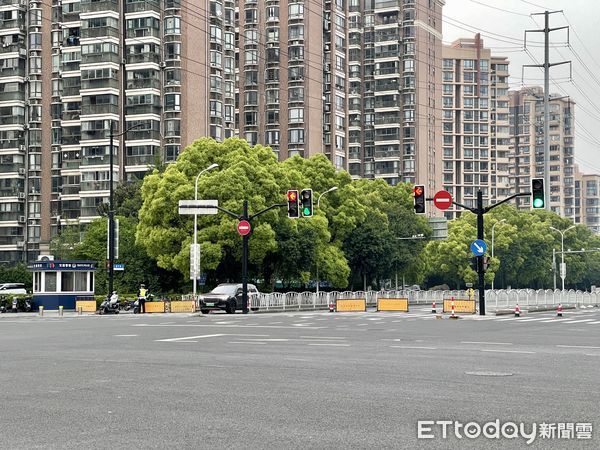 ▲▼上海部份道路採取隔斷方式阻止車輛通行。（圖／記者趙禕攝）