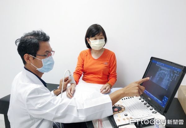 ▲國中師患「媽媽手」忍痛寫板書，醫師以「紅繩懸吊系統」練肩頸肌力解圍。（圖／聯新國際聯合診所提供）