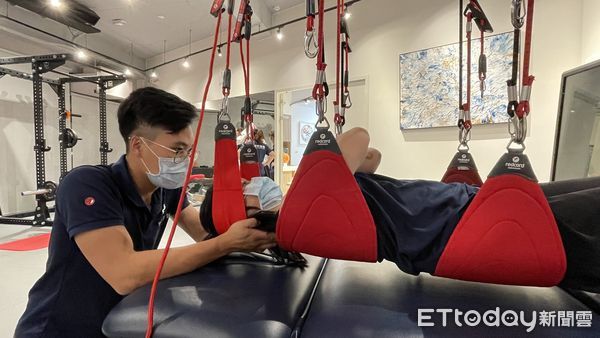 ▲國中師患「媽媽手」忍痛寫板書，醫師以「紅繩懸吊系統」練肩頸肌力（下同）。（圖／聯新國際聯合診所提供）