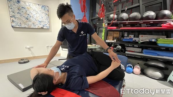 ▲國中師患「媽媽手」忍痛寫板書，醫師以「紅繩懸吊系統」練肩頸肌力解圍。（圖／聯新國際聯合診所提供）