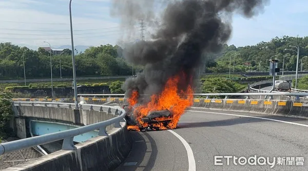 ▲國道1號南下頭屋交流道，22日傳車火燒車意外，所幸無人傷亡。（圖／記者黃孟珍翻攝）