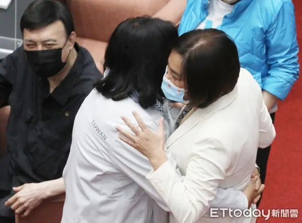 ▲▼立法院院會 在財政委員會拉扯肉搏的陳玉珍與王美惠聊天秀傷 王美惠主動抱抱陳玉珍。（圖／記者屠惠剛攝）
