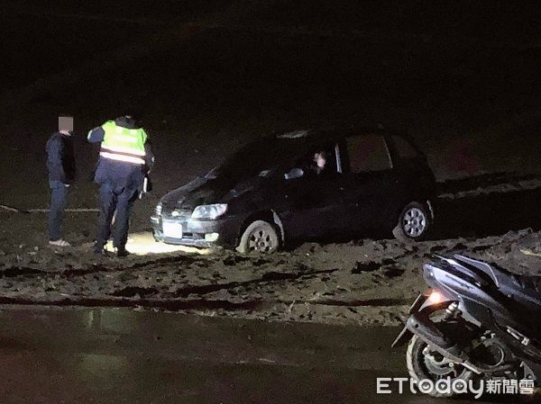 ▲男子駕車帶女友將車停在沙灘上近距離賞海景。（圖／大園警分局提供）