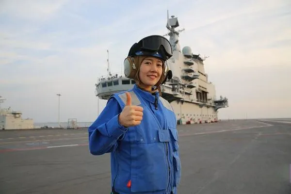 ▲▼ 22日海軍向全社會公開發佈首部航母主題宣傳片《深藍！深藍！》，宣傳片「彩蛋」預告三胎、哈薩克女兵遼寧艦            ，（圖／翻攝中國軍網）