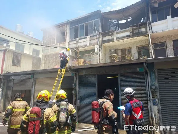 ▲台南市北區西門路四段330巷內1處民宅22日上午發生火警，火勢擴大延燒隔鄰3民宅，消防人員全力搶救滅火，五分局警方在場疏導交通及戒護。（圖／民眾提供，下同）