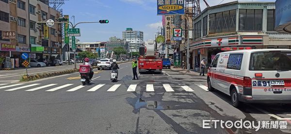 ▲台南市北區西門路四段330巷內1處民宅22日上午發生火警，火勢擴大延燒隔鄰3民宅，消防人員全力搶救滅火，五分局警方在場疏導交通及戒護。（圖／民眾提供，下同）