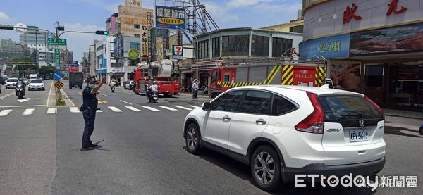 ▲台南市北區西門路四段330巷內1處民宅22日上午發生火警，火勢擴大延燒隔鄰3民宅，消防人員全力搶救滅火，五分局警方在場疏導交通及戒護。（圖／民眾提供，下同）