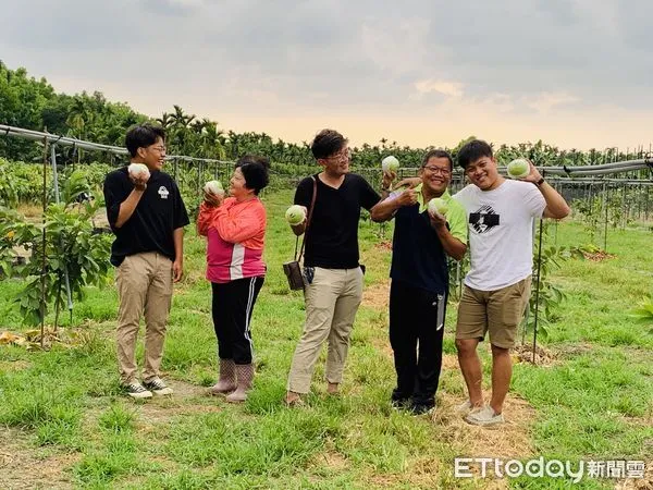 ▲▼返鄉青年潘彥升認為台灣水果有競爭力，回到農村家鄉，與家人一起成立農產品牌「挽菓子」。（圖／記者林育綾攝）