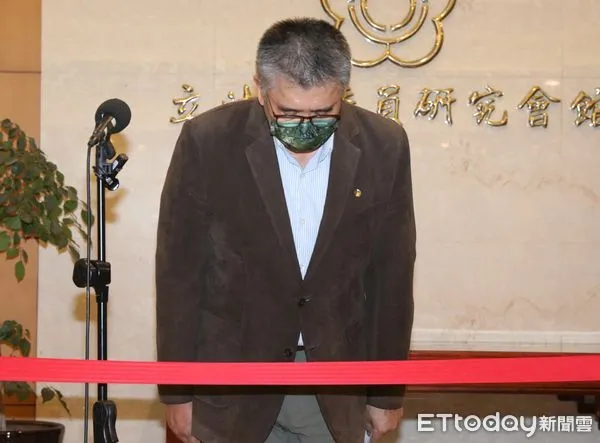 ▲▼總統特赦的前陸軍花防部參謀長韓豫平少將說明會 鞠躬感謝。（圖／記者屠惠剛攝）