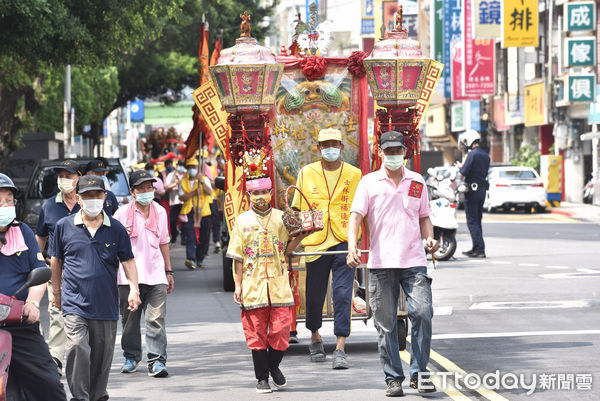 ▲▼新冠肺炎本土疫情升高，指揮中心宣佈今(22)日起24類場所如遶境、進香團等宗教活動，未接種第三劑者將不得進入或參與。士林慈諴宮,媽祖遶境,追加劑,宗教信仰,祭祀,傳統習俗,大拜拜,陣頭,廟會,24類場域。（圖／記者李毓康攝）