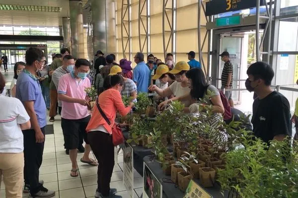 ▲世界地球日，高鐵桃園站1200株樹苗贈旅客