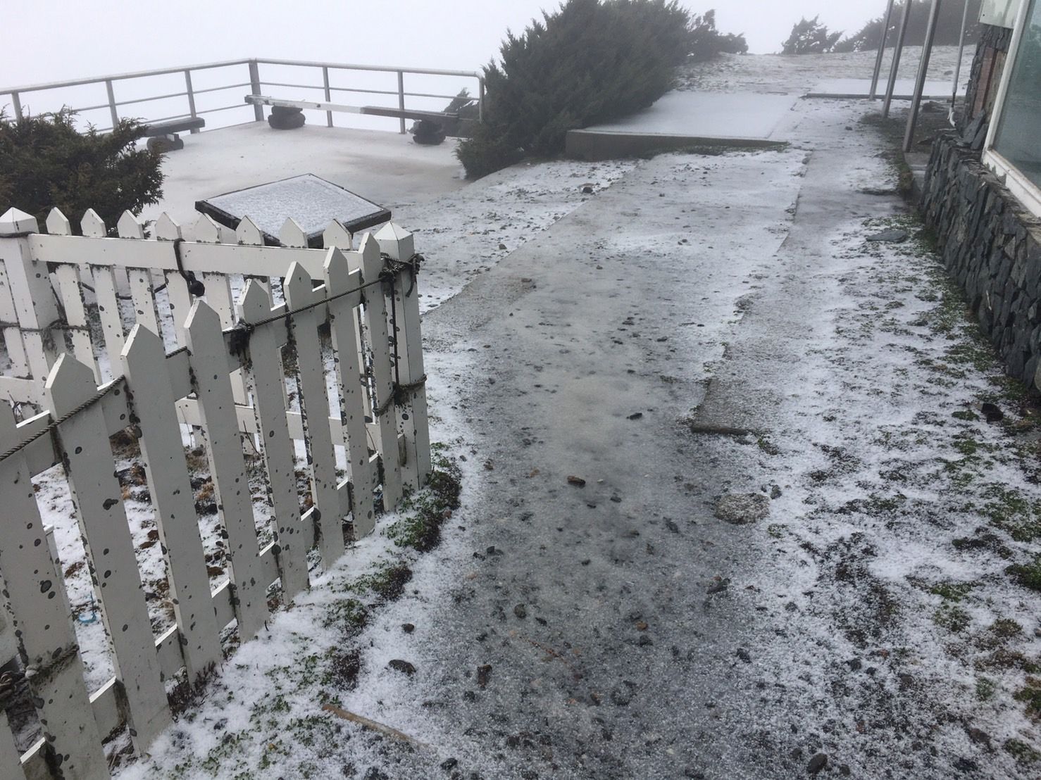 ▲▼玉山下冰雹雷雨。（圖／氣象局提供）