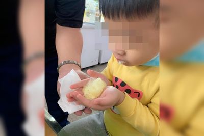 買維他命竟害姪子「口吐泡沫」！媽媽嚇壞衝學校…一看包裝愣了