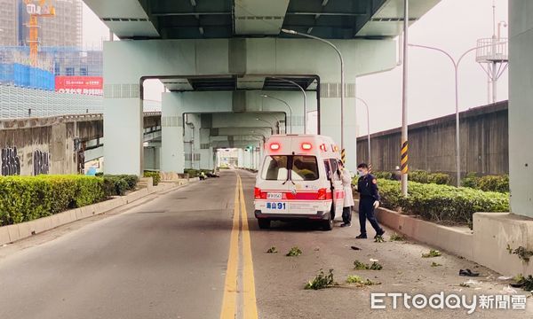 ▲▼新北板橋黃牌重機自撞，騎士死亡。（圖／記者陳以昇翻攝）