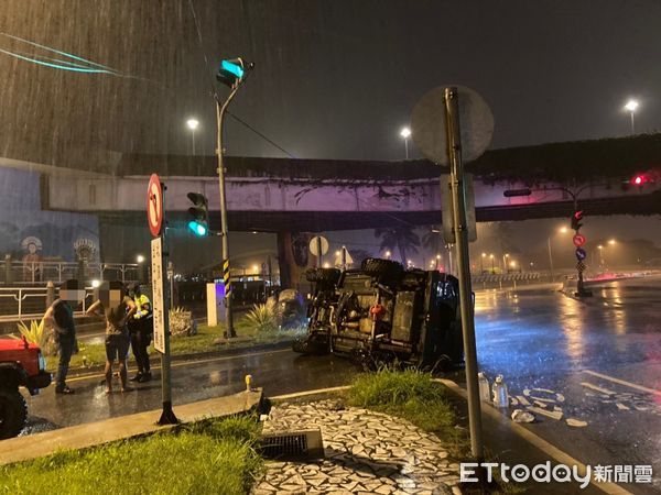 ▲▼當晚正下著大雨地面濕滑，駕駛路徑不熟緊急剎車，造成整車側翻。（圖／花蓮警分局提供，下同）