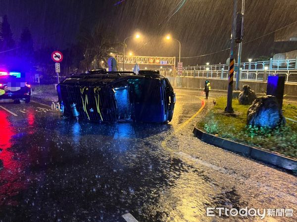 ▲▼當晚正下著大雨地面濕滑，駕駛路徑不熟緊急剎車，造成整車側翻。（圖／花蓮警分局提供，下同）