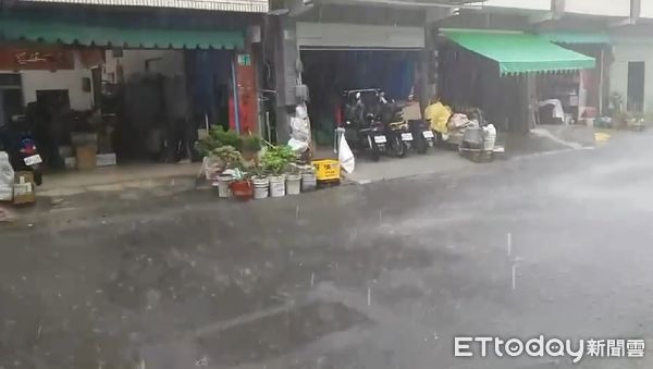 ▲▼台南狂風豪雨。（圖／記者林悅翻攝）