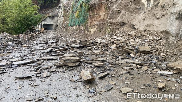 ▲▼台8線關原段自23日清晨冒雨搶修，但邊坡仍持續坍方落石，將持續封閉。（公路總局提供，下同）