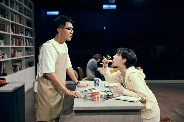 ▲蔡亘晏（右）與黃俊傑在舞台劇《婚內失戀》飾演一對結婚5年的夫妻。（圖／巨宸製作提供）