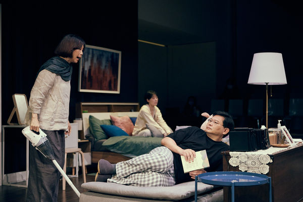 ▲杜思慧（左）與吳世偉在舞台劇婚內失戀詮釋一對結婚30年的夫妻。（圖／巨宸製作提供）