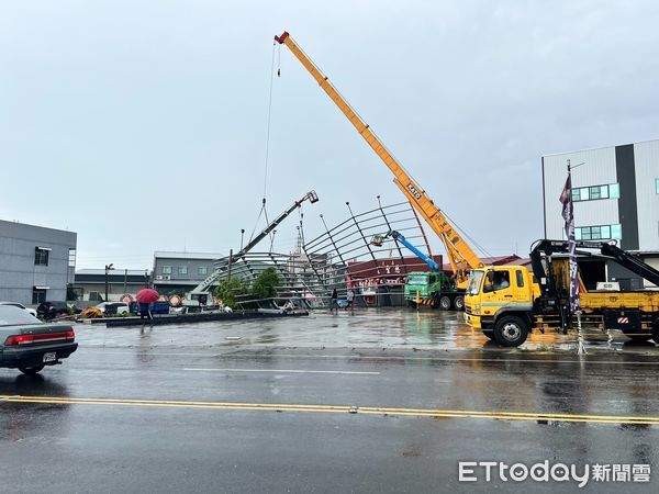 ▲▼ 嘉義地區一夜豪大雨後帆布鷹架紛紛傾倒 。（圖／記者翁伊森攝）