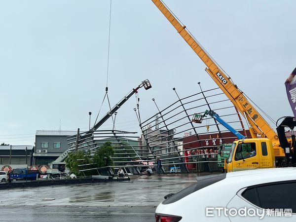 ▲▼ 嘉義地區一夜豪大雨後帆布鷹架紛紛傾倒 。（圖／記者翁伊森攝）