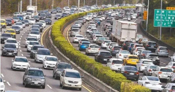 他國道上「17分鐘連續違規12次」　佛心法官「7字原因」撤銷8張罰單