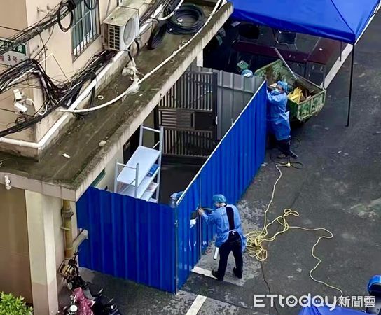 ▲▼上海對涉疫樓棟採取隔斷方式禁止人員出入。（圖／翻攝自網路）