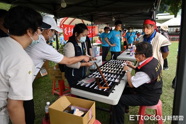 ▲▼新北市銀光未來創新協會配合延平鄉射耳祭為長輩免費配鏡。（圖／台東縣政府提供，下同）