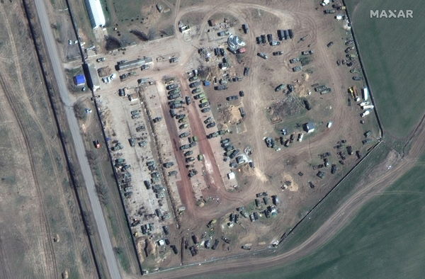 ▲▼ 烏克蘭赫爾松當地機場衛星影像，可見裝甲車輛及裝備。（圖／路透）