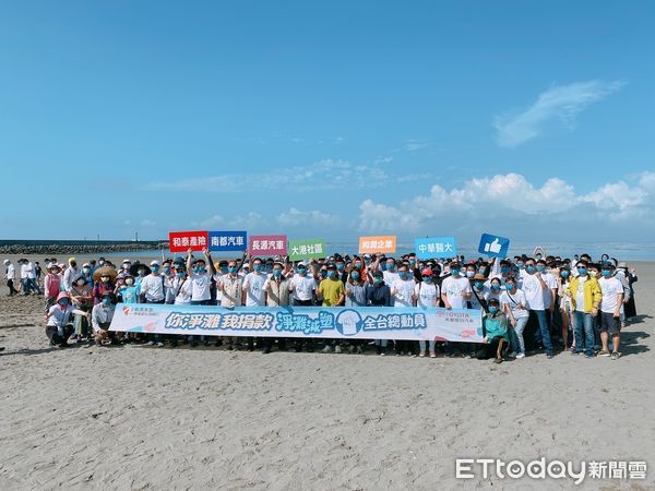 ▲台南安平觀夕平台24日上午聚集了上千人進行淨灘活動，來自不同家庭的親子團隊攜手齊心努力下，2小時共計清除160公斤垃圾。（圖／記者林悅翻攝，下同）