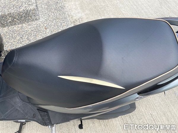 ▲▼▲但機車坐墊被劃長達2、30公分破口。（圖／中壢警分局提供）